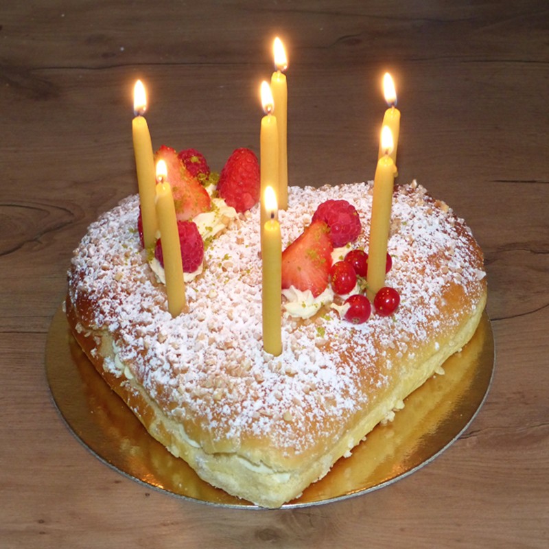 Gâteau D'anniversaire Avec Des Bougies